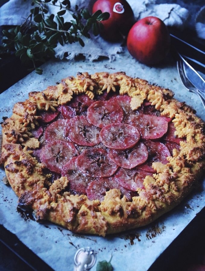 SAFFRAN GALETTE MED DE VACKRASTE ÄPPLENA OCH BRYNT SMÖR