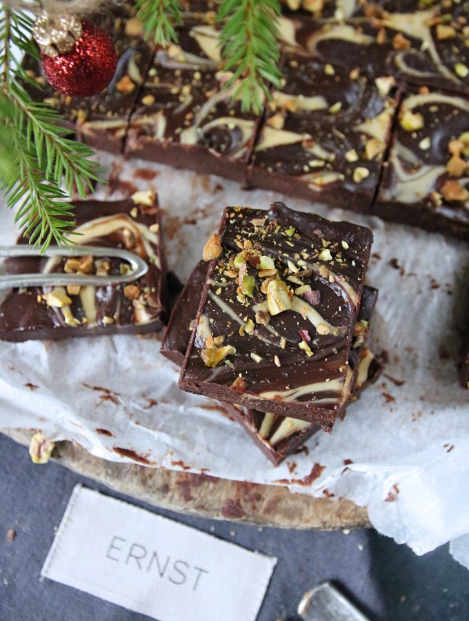 CHOKLADTRYFFLAR MED MESSMÖR OCH PISTAGENÖTTER