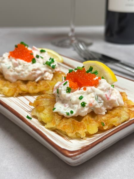 Våfflade potatisbullar med hemmagjord skagenröra