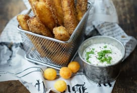 Halloumi fries panerade i ostbågar
