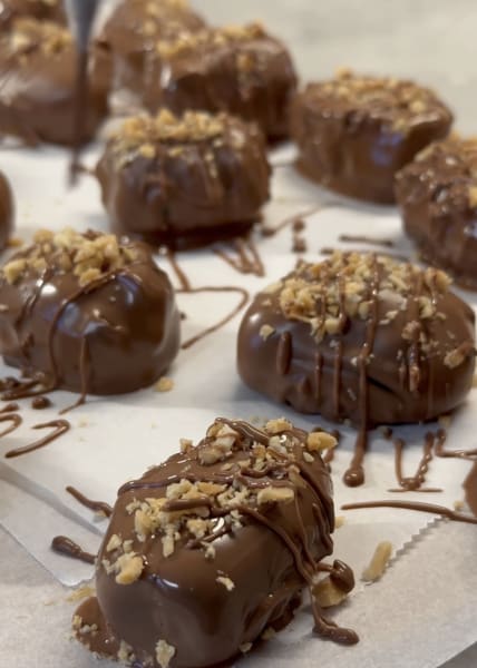 chokladdoppade dadlar med jordnötssmör
