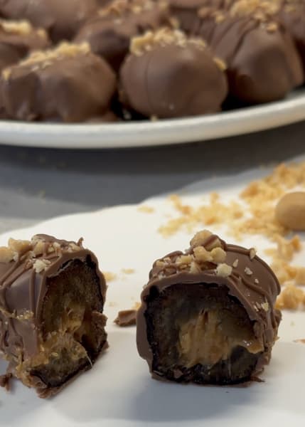chokladdoppade dadlar med jordnötssmör