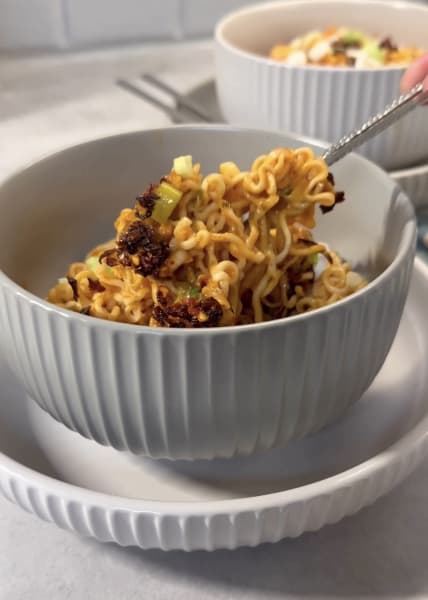 krämig ramen på snabbnudlar