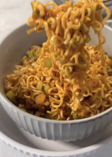 krämig ramen på snabbnudlar