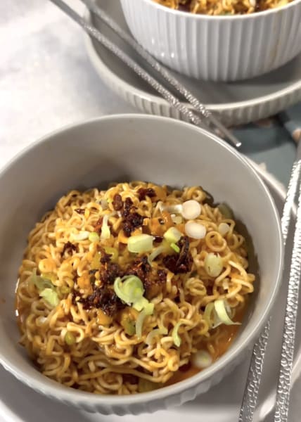 krämig ramen på snabbnudlar