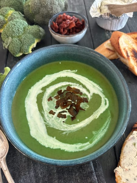 rostad broccolisoppa med knaprig bacon