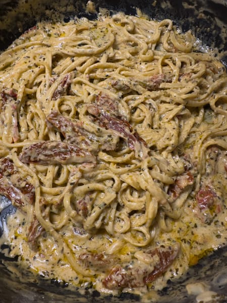 Pasta med Boursin och soltorkade tomater